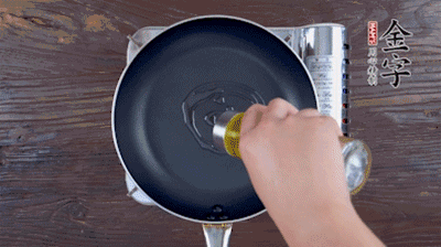 魚頭對開，洗凈瀝干。鍋中加油，把魚頭兩面煎至金黃色，期間加蔥姜，每面約需時2-3分鐘。