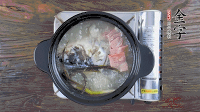 放豆腐、海鮮菇繼續(xù)中小火煮5分鐘。