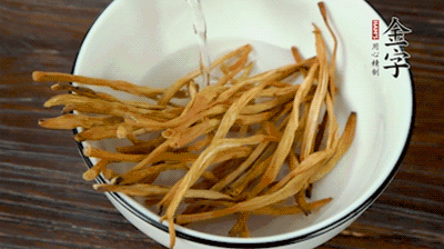 黃花菜、香菇提前泡發(fā)。黃花菜去掉硬頭，香菇切片。