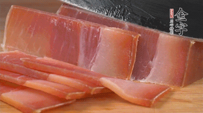 金字火腿切片，溫水浸泡5分鐘。