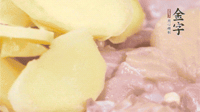 雞肉剁塊，用料酒、蔥、姜、鹽、糖拌均腌制20分鐘。