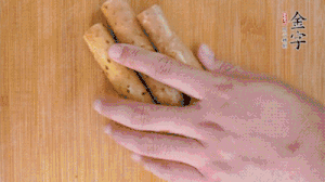 山藥去皮切斜刀塊，毛豆去外殼去膜，姜切片。