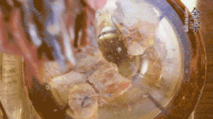 鍋中依次放姜片、排骨、火腿，加料酒、清水煮開轉(zhuǎn)小火煮30分鐘。