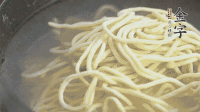 面條煮熟過涼水備用。