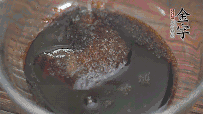 調(diào)配醬汁：耗油、生抽、老抽、糖、鹽、清水攪拌均勻。