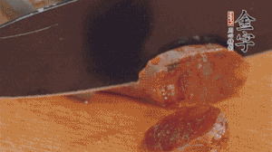 麻辣香腸蒸熟后，切片待用。