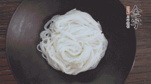 依次放入黃瓜絲、花生米、燙熟的豆芽、麻辣香腸、香菜、擺盤即可。