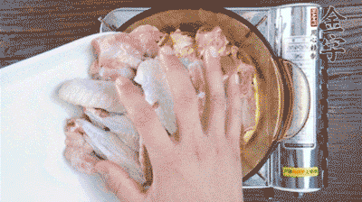 加料酒、蔥姜焯水2分鐘，清洗備用。