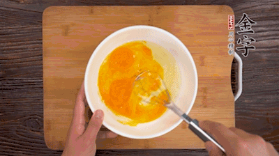 雞蛋加鹽、料酒打散后，加1.5倍溫水?dāng)嚢杈鶆颉?>
					</div>
					<span>步驟 2/5</span>
					<p>雞蛋加鹽、料酒打散后，加1.5倍溫水?dāng)嚢杈鶆颉?/p>
				</li><li>
					<div   id=