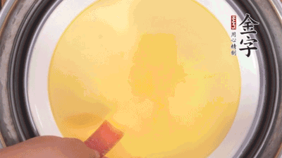 將火腿片均勻鋪上，繼續(xù)蒸6分鐘。