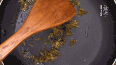 鍋中3成油溫時，下雪菜、辣椒圈翻炒40秒。