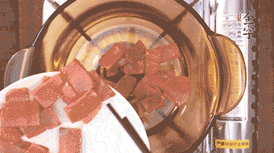 砂鍋中依次放火腿片、豆腐，大火燉開轉(zhuǎn)中小火。