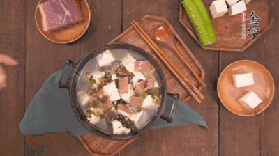 出鍋前撒蔥花。