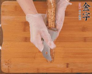 山藥去皮切滾刀塊，熱水汆燙30秒，撈出冷水浸泡。