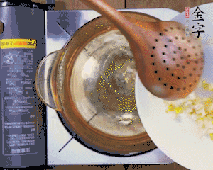 春筍丁焯水，1分鐘后加火腿丁一同汆燙1分鐘。