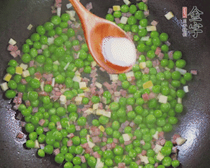 加水、料酒、鹽燒2分鐘即可。