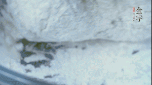 【面皮】2.將糯米粉和粳米粉混合，加煮好的艾草和適量清水，揉搓成面團。