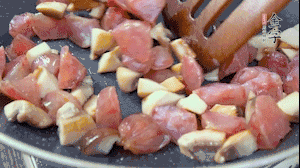 【餡料】4.鍋中油8成熱時，依次放入菌菇丁、香腸丁，適當(dāng)放點糖調(diào)味，炒熟。