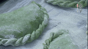 【制作】2.蒸架上墊浸濕的屜布，再放上清明果，大火蒸10~15分鐘，完成，出鍋啦！