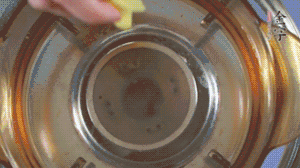 金字淡咸肉加姜片、料酒，冷水入鍋焯水。