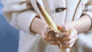 春筍切滾刀塊，加少許鹽，焯水備用。