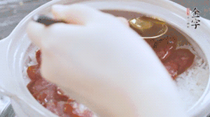 沿鍋邊倒一圈食用油蓋蓋，繼續(xù)小火燜8分鐘。