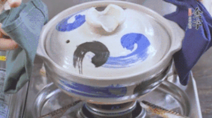 每隔30s將鍋傾斜一側(cè)。（受熱更均勻，鍋巴更噴香）