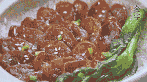 燜好后放入小青菜，均勻淋上醬汁，撒上蔥花或芝麻即可。