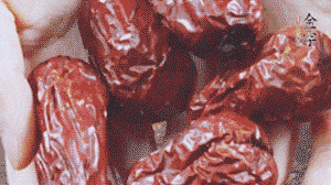 紅棗洗凈，對半剪開。