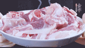 新鮮羊肉冷水入鍋，加姜片、清水焯水，除去血沫。