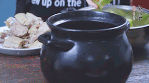 另起砂鍋，依次放入蘿卜、羊肉、火腿蹄片，加料酒、清水沒過食材。