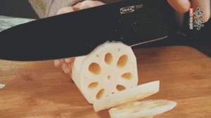 蔬菜清洗干凈切片。