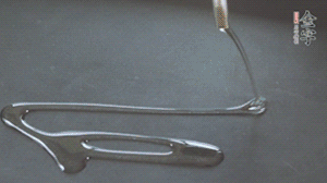 鍋中加少許油，爆香蔥姜蒜、香料 ，喜歡麻的也可以加點(diǎn)花椒！接著放入郫縣豆瓣醬煸炒出紅油。