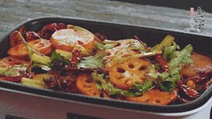 加入金字麻辣香腸，翻炒5分鐘左右。再加入之前準(zhǔn)備好的蔬菜，翻炒均勻，最后放入蝦。