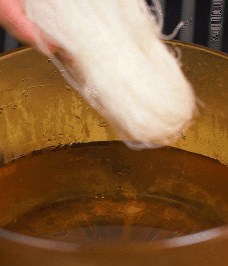 咸肉剁成咸肉糜，加入蔥姜末、香油攪拌均勻。