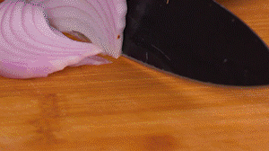 鍋中少許油，熱油倒入香腸煸炒出油，倒入南瓜塊、洋蔥翻炒片刻。