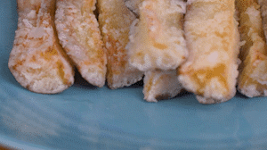 炸制油溫在7成左右，茄子炸至金黃色即可撈出。