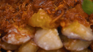 把茄子一條一條的擺好放在盤子上，上鍋蒸制3到4分鐘，出鍋后撒上蔥花。