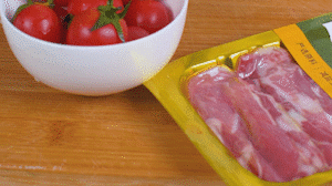 洋蔥、土豆切丁塊，火腿切小片，小番茄對(duì)半切開。