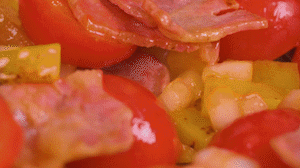 接著放入土豆和洋蔥，翻炒兩分鐘斷生。