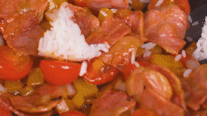 將米飯倒入鍋中搗散，同其他食材混合拌炒均勻關(guān)火。