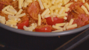 烤箱上下火180度預(yù)熱，將米飯分別盛入容器中。表面均勻的撒上馬蘇里拉芝士碎，放進(jìn)烤箱中層烤20分鐘左右，待芝士融化上色即可。