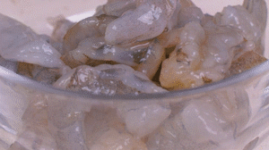 蝦去殼去蝦線，加姜絲、鹽腌制15分鐘，微煎1分鐘備用。