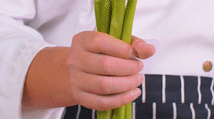 蘆筍刨去老筋，斜切小段。