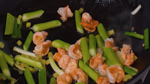 加入煎好的蝦仁，XO醬，以適量鹽、糖進(jìn)行調(diào)味翻炒。