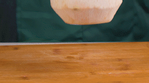 椰子切開頂部，把椰子水倒出，再把椰肉切片。