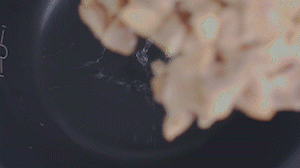 把雞、火腿、椰子水、椰肉、姜、紅棗放入電飯鍋，按下煲湯功能。