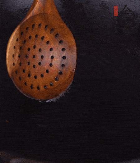 鍋中多倒些花生油，油溫達(dá)80度時，下芋頭丁炸 40 秒，直到表皮金黃，撈出待用。