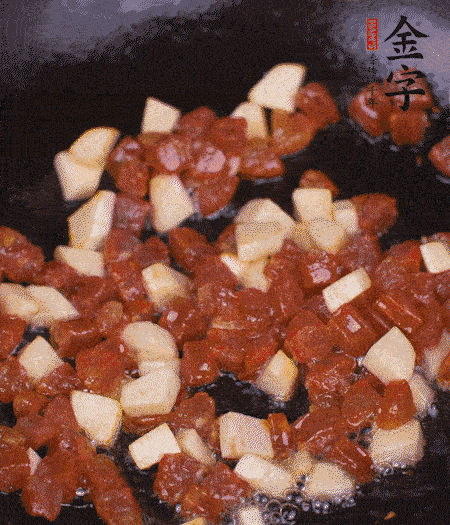 鍋中熱油，下香腸丁、茭白丁大火炒出香味。倒入米飯拍散，炒2～3分鐘。