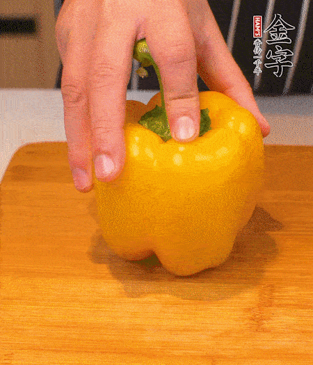 干花菇提前泡發(fā)，胡蘿卜、青椒、黃椒和花菇切丁，小紅椒切圈，小蔥切末。